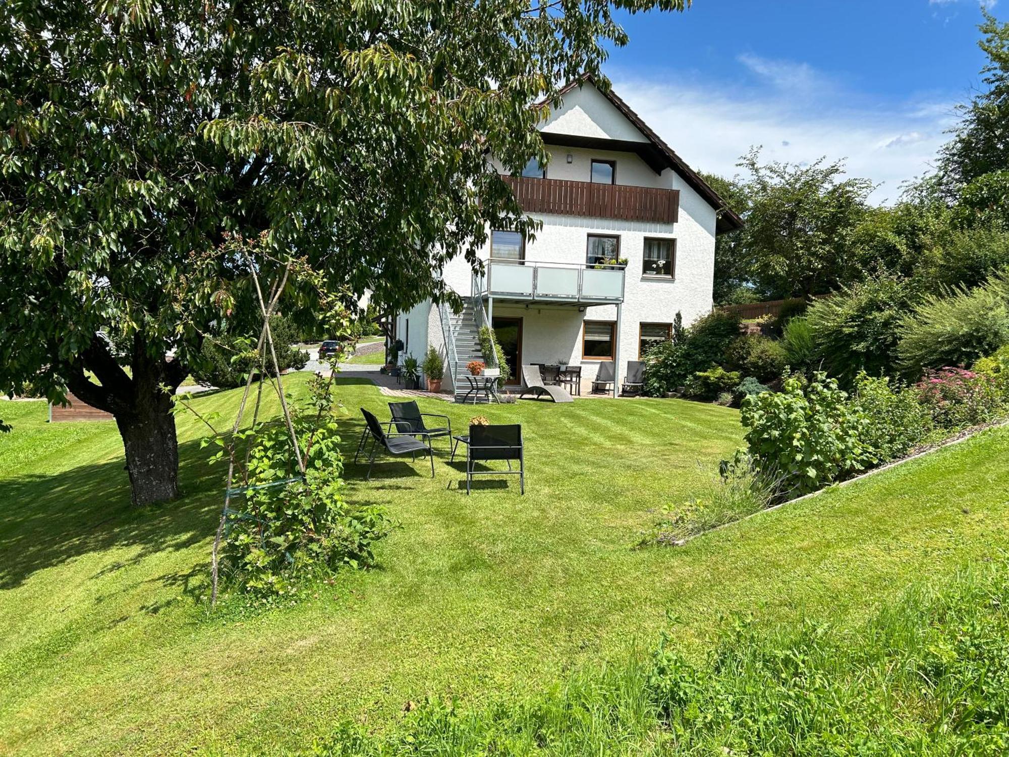 Ruhige Ferienwohnung Mit Terrasse Fuer 2 Personen Vohenstrauss Luaran gambar
